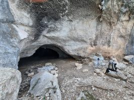 Auch in dieser Höhle findet sich ganz zuhinterst ein Topf voll Trinkwasser.