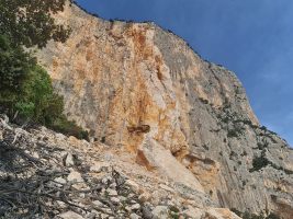 Da fehlt ein riesiges Stück Berg und liegt einem nun zu Füssen.