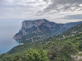 Glücklicherweise bedecken die Wolken zwar den Himmel, lassen jedoch keinen Regen nieder.