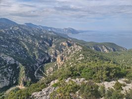 Das Hinterland der Cala Luna mit dem tief eingeschnittenen Tal des Riu Codula di Luna