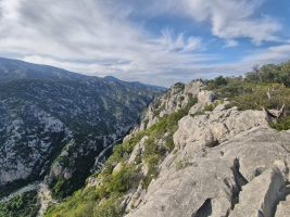 Vorne muss es irgendwie über die Felsklippe hinunter gehen.