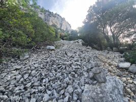 Abstieg über eine lange Geröllhalde