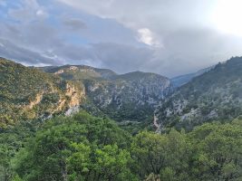 Blick zurück zum Abstieg ins Tal