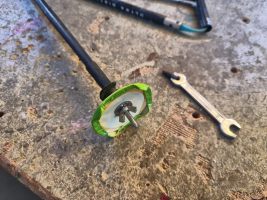 Ersatzdorn mit Flügelschraube, Unterlagsscheibe und Blechteller