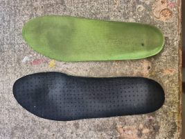 Oben die zu kleine Superfeet-Sohle, unten die Originalinnensohle