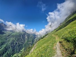 Ab hier traversiert der Weg auf der Sonnenseite des Erstfeldertals.