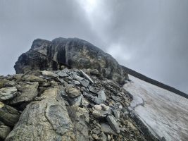 Umgehung des Felsblocks an der Firnkante möglich