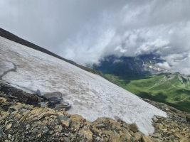 Das Schneefeld wird nach unten hin zunehmend steiler.