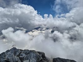 Zwächten zwischen den Wolken