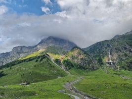 Die Spannorthütte liegt auf dem Felsknubel.