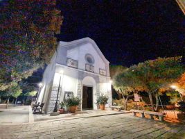 Der Hauptplatz von Pomonte bei der Kirche