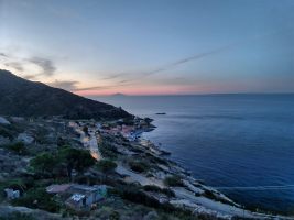 Die Sonne beleuchtet die Isola di Monte Christo.