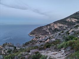 Blick hinüber zu Chiessi; dahinter die Isola di Capraia