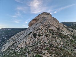 Der Aufstieg verläuft direkt auf der S-Kante und quert dann links über den Abbrüchen auf den Grat