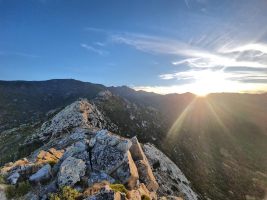 Der Weiterweg führt entlang dem felsigen Rücken auf den scheinbar höchsten Punkt des Kamms