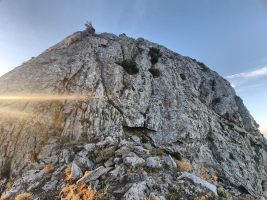 Ohne Hilfsmittel nicht bezwingbarer Steilflanke