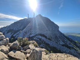 Der direkte Aufstieg vom letzten Sattel zum Hauptgipfel ist nicht möglich. Stattdessen steigt der Weg rechts durchs Geröll ab.