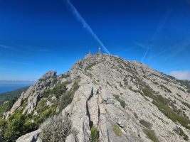 Grosszügiger Abstieg über Platten