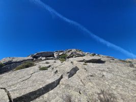 Stellenweise abgesichert; bei Feuchte sicher sehr sinnvoll