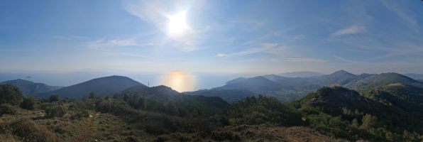 Südmeer mit dem östlichen Bergrücken, welcher nach Porto Azzurro führt.