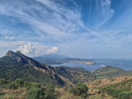 Links liegt die Ruine der Festung Volterraio