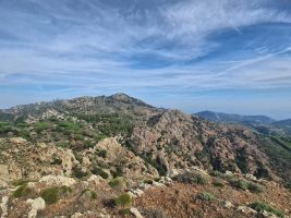 Rechts neben der Cima del Monte lugt der Monte Serra hervor.