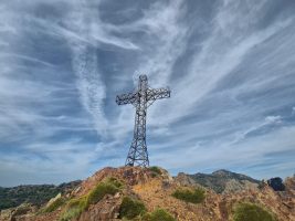 Das ist mal ein rechtes Kreuz -- notabene auf dem niedrigsten Gipfel des ganzen Tags.