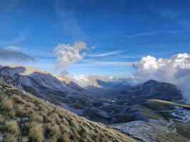 Tiefblick über Pian del Re; rechts Campo Imperatore