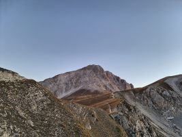 Der Corno Grande liegt noch unter den letzte Resten der Nacht.