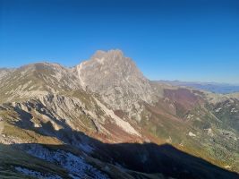 Corno Grande über den Herbstwäldern