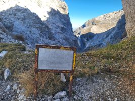 Orientierung in der schattigen Forchetta der heiligen Taube