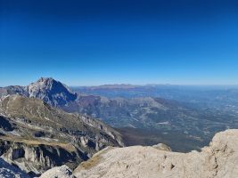 Hinten die Wiesnberge Monti della Laga und rechts davon di Monti Sibillini