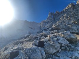 Steinschlägiger N-Abstieg vom Monte Prena