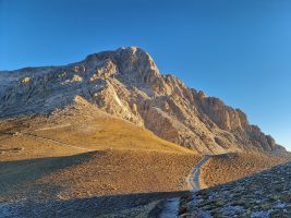 Bivacco Bafile etwa auf halber Höhe rechts aussen.