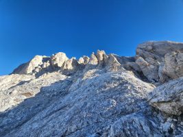 Bombenfester Dolomit -- ausser wenn er brösmelig ist.