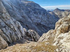 Erste Rinne. Auf der Gegenseite zieht sich die Via Ferrata Brizio hoch.