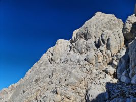 Die Leitern führen in die Schulter am Grat hoch.