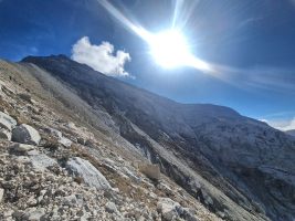Durch den felsigen NW-Fuss des Corno Grande zieht die Via Ferrata Brizio.