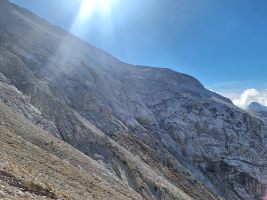 Der Verlauf entlang der Verwerfungen ist ungefähr zu erkennen.