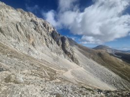 Abstieg von der Sella Brecciaio; rechts hinten Monte Aquila