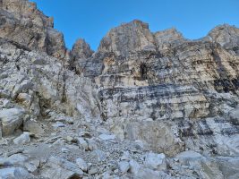 Der Abstieg würde vermutlich weiter nach links hinüber verlaufen.