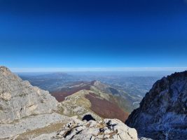 Das blaue Band hinten ist das adriatische Meer.