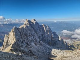 Corno Piccolo und Rifugio Franchetti im späten Nachmittagslicht