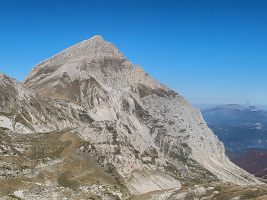 Man ahnt nicht, wie geröllig der Gipfelaufbau des Pizzo d´Intermesoli ist!