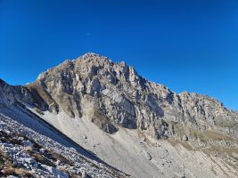 Der Mond steht schweigend über dem Pizzo Cefalone.