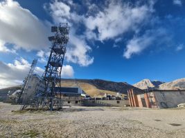 Viele Installationen, und ganz oben das Rifugio Duca