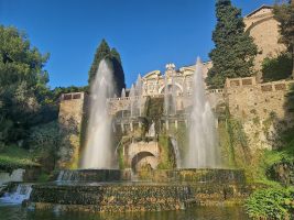 Neptun im Hintergrund