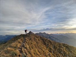 Wandersmann auf dem Gummhorn vor dem Tannhorn