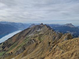 Blick zurück zum markanten Tannhorn und dem Augstmatthorn dahinter