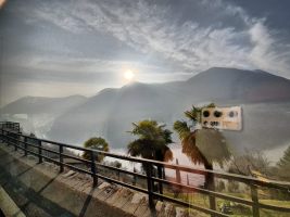 Blick von der Sonnenstube hinüber zur Sighignola über dem italienischen Ufer des Lago Ceresio